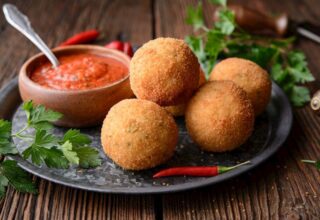 Arancini Topları Tarifi – İtalyan Mutfağından Lezzetli Atıştırmalık