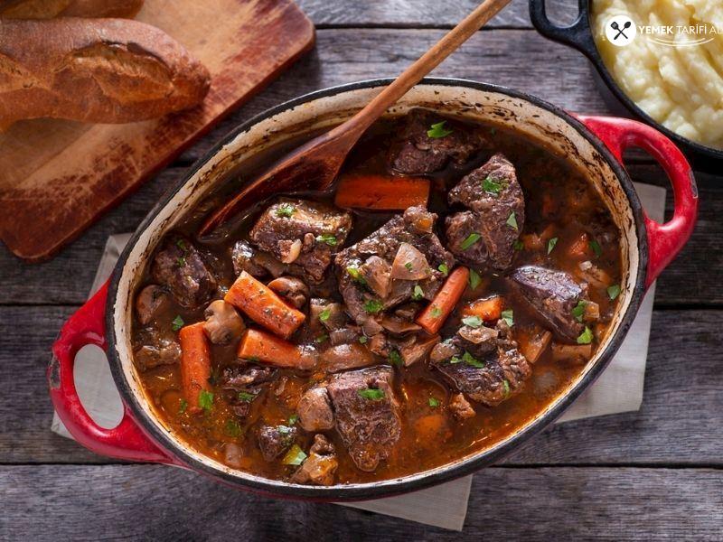 Beef Bourguignon Tarifi: Klasik Fransız Yemeği 1 – beef bourguignon tarifi klasik fransiz yemegi IVEBT8B2