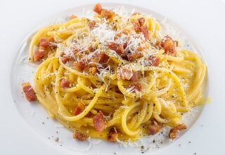 Carbonara Soslu Makarna Tarifi