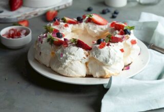 Çilekli ve Gül Lokumlu Pavlova Çelengi Tarifi