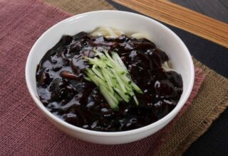 Jajangmyeon (Siyah Fasulyeli Erişte) Tarifi