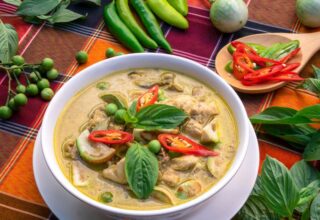 Kaeng Khiao Wan Kai Tarifi – Yeşil Köri Soslu Tavuk