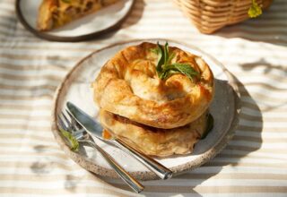 Kıymalı Pırasalı Börek Tarifi