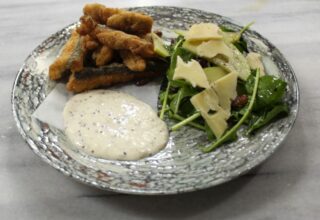 Kızarmış Çubuk Palamut, Elma Roka Salata ve Aioli Sos Tarifi