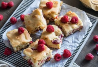 Lezzetli Blondie Tarifi: Beyaz Çikolatalı ve Ahududulu