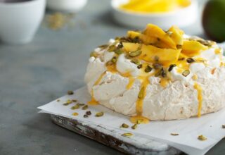 Limon Kremalı ve Mangolu Pavlova Tarifi