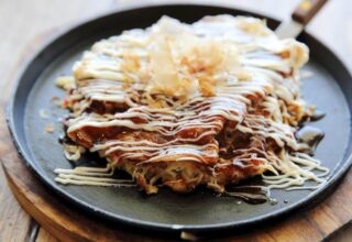 Okonomiyaki Tarifi: Malzemeler ve Yapılışı