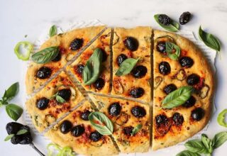 Otlu ve Zeytinli Mayasız Focaccia Tarifi