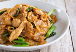 Pad See Ew Tarifi – Tay Mutfağından Nefis Noodle Yemeği