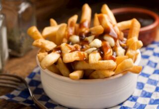 Poutine Tarifi: Kızartılmış Patates ve Peynirli Lezzet