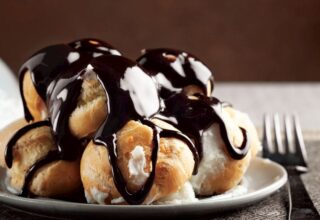 Profiterol Tarifi: Hamur, Krema ve Çikolata Sosu ile Lezzetli Bir Tatlı