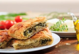 Selanik Usulü Ispanaklı Börek Tarifi